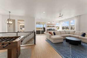 Maison mitoyenne, 5 chambres | Coin séjour | TV connectée