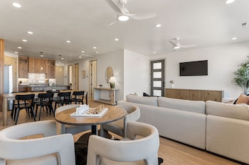 Country Is Cool Again 5 Bedroom Townhouse