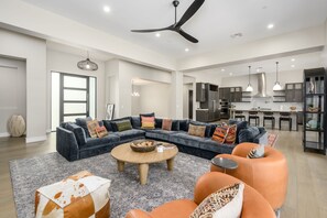 Ferienhaus, 4 Schlafzimmer | Wohnbereich | Smart-TV