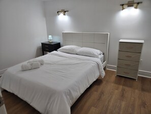 2 bedrooms, desk, WiFi, bed sheets