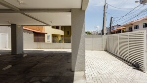 Un espacio al aire libre techado con suelo de hormigón y un camino pavimentado.