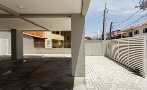 A covered outdoor area with a concrete floor and a paved walkway. - Luxury Apart 3min From Praia dos Ingleses Sv0401 (Florianópolis)