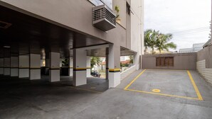 A parking garage with numbered parking spaces and a yellow line marking. - Apartment 400m From Jurere Beach Cds0401 (Florianópolis)