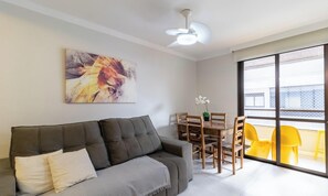 Basic-Apartment | Wohnbereich | 32-Zoll-Smart-TV mit Digitalempfang