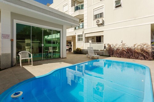 Apto espaçoso com piscina 750m da praia | CHR025