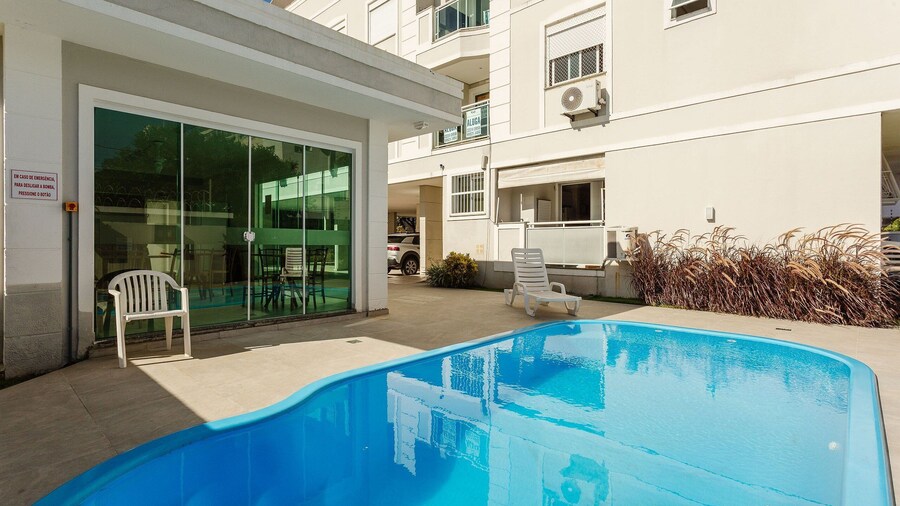 Apto espaçoso com piscina 750m da praia | CHR025