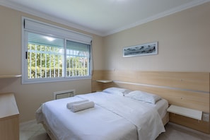 Basic Apartment | 2 bedrooms, free WiFi - Apto espaçoso com piscina 750m da praia | CHR025 (Florianópolis)