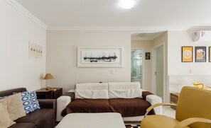 Living area - Apto espaçoso com piscina 750m da praia | CHR025 (Florianópolis)