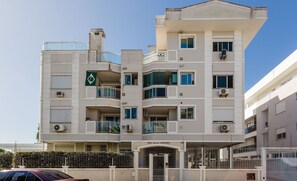 Exterior - Apto espaçoso com piscina 750m da praia | CHR025 (Florianópolis)