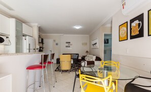 Interior - Apto espaçoso com piscina 750m da praia | CHR025 (Florianópolis)