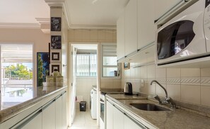 Private kitchen - Apto espaçoso com piscina 750m da praia | CHR025 (Florianópolis)