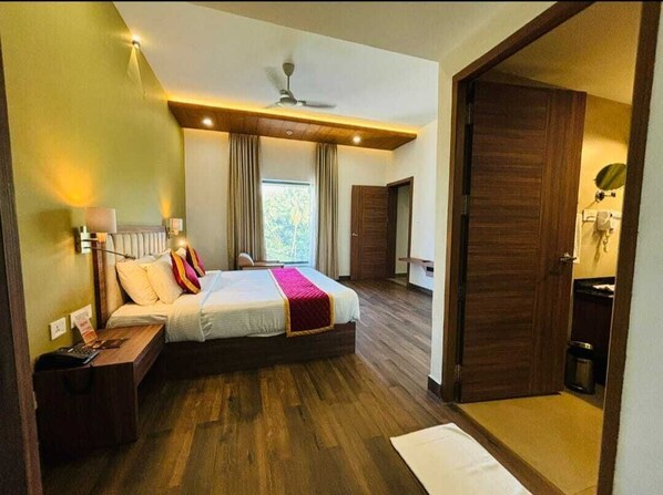 Luxury Suite | Iron/ironing board, free WiFi