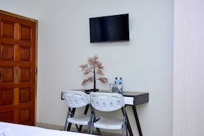 Escritorio, espacio para trabajar con laptop y insonorización