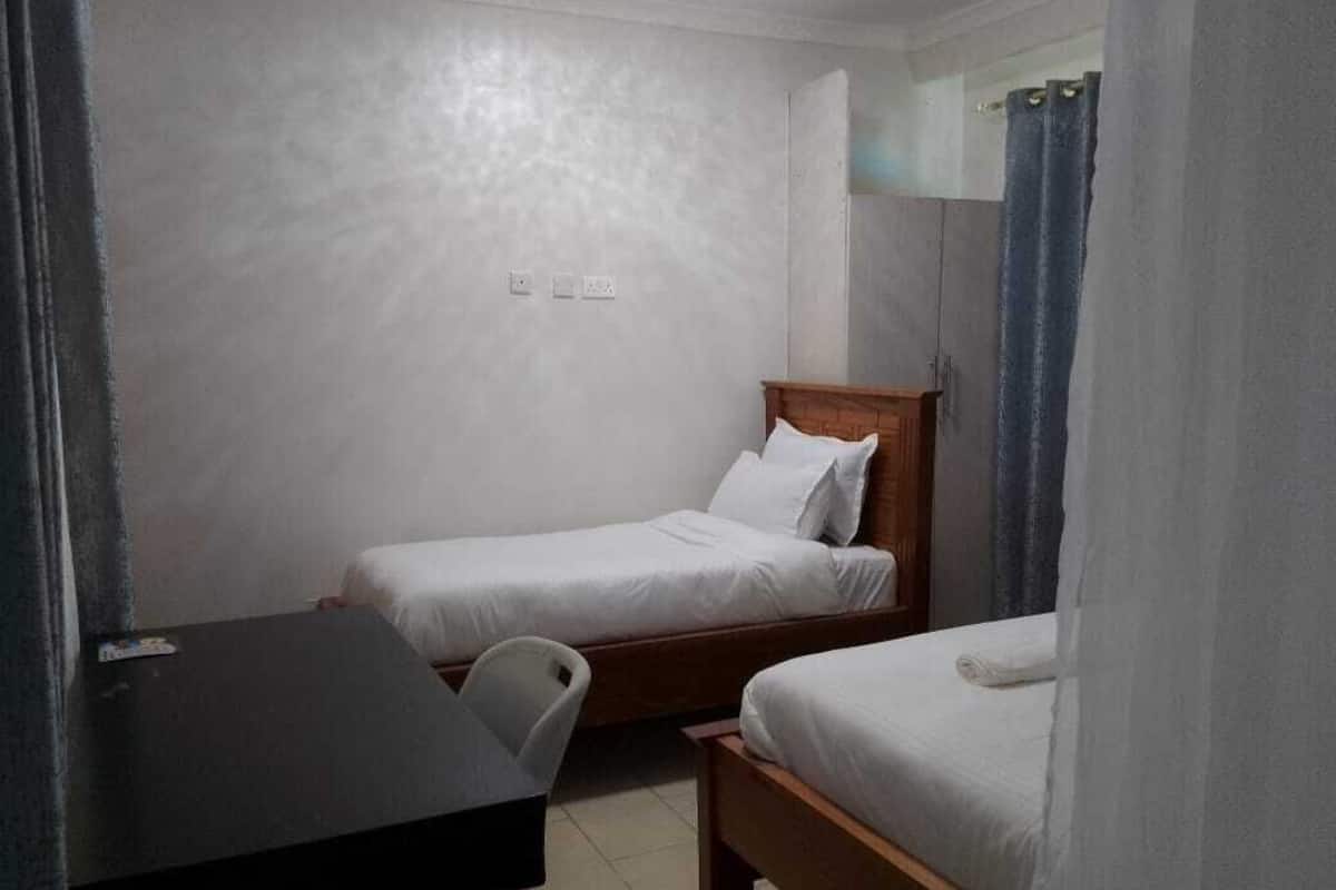 Habitación Deluxe con 2 camas individuales, vista al patio | Escritorio, espacio para trabajar con laptop y insonorización