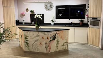 Een microgolfoven, een oven, een kookplaat, een vaatwasser