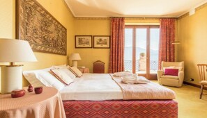 4 slaapkamers, een bureau, een strijkplank/strijkijzer, gratis wifi