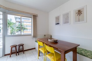 Basic Apartment | Dining - Fully Equipped Apartments Just Minutes From Jurere Beach - CIE (Florianópolis)