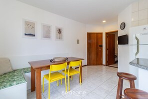 Basic Apartment | Dining - Fully Equipped Apartments Just Minutes From Jurere Beach - CIE (Florianópolis)
