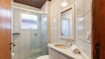 Basic Apartment | Bathroom | Shower