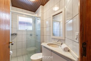 Basic Apartment | Bathroom | Shower - Fully Equipped Apartments Just Minutes From Jurere Beach - CIE (Florianópolis)