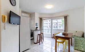 A compact living space with a kitchenette, dining area, and a bed. - Fully Equipped Apartments Just Minutes From Jurere Beach - CIE (Florianópolis)
