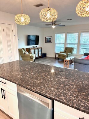 Interior - 120 - 122 Falkirk Island Cottage - Quaint apartmen (Fort Myers Beach)