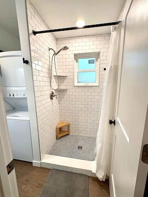 Dusche, Haartrockner, Shampoo