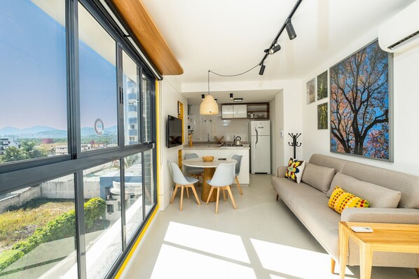 Eenvoudig appartement | Woonruimte | Een televisie