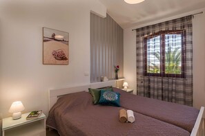 Tabla de planchar con plancha, wifi y ropa de cama