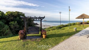 A wooden pergola with "ISCO e viver" signage, a bench, and potted plants. - Flat Vista mar Dentro de Resort de Luxo Sto2206 (Florianópolis)