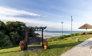 A wooden pergola with "ISCO e viver" signage, a bench, and potted plants. - Flat Vista mar Dentro de Resort de Luxo Sto2206 (Florianópolis)