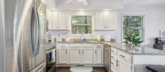 Lakefront Retreat with Luxury Touch