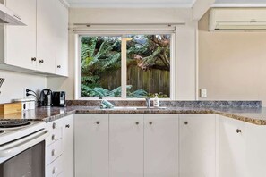 Fridge, microwave, oven, coffee/tea maker - Wakeman Cottage, a cozy getaway overlooking lake Taupo (Taupō)