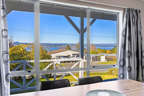 Wakeman Cottage, a cozy getaway overlooking lake T