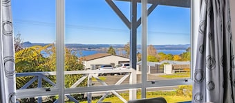 Wakeman Cottage, a cozy getaway overlooking lake T