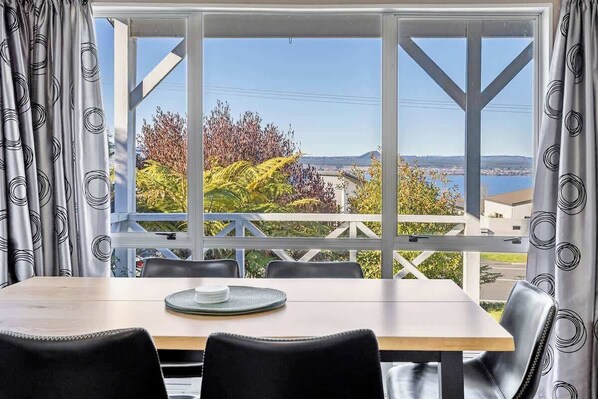 Dining - Wakeman Cottage, a cozy getaway overlooking lake Taupo (Taupō)