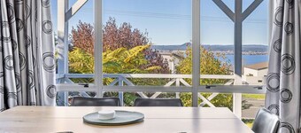 Wakeman Cottage, a cozy getaway overlooking lake T