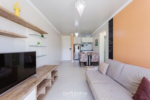 Eenvoudig appartement | Woonruimte | Een 32-inch smart-tv met digitale zenders