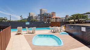 Una piscina en la azotea con vistas a edificios circundantes.