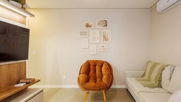 Basic Apartment | Living area