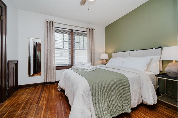 2 bedrooms, desk, iron/ironing board, free WiFi - The Corner Cottage -Walkable, Comfortable, Stylish (Indianapolis)