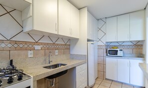 Basic Apartment | Private kitchen - Charm and Comfort 450m From the Beach! Cmh0202 (Florianópolis)