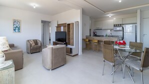 Apartemen Basic | Area keluarga | TV layar datar
