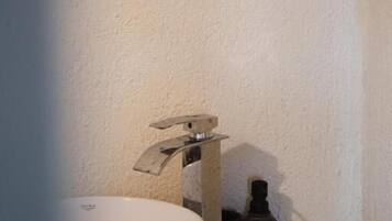 Suihku, hiustenkuivaaja, kylpytakit, tohvelit