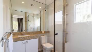 Eenvoudig appartement | Badkamer | Een douche