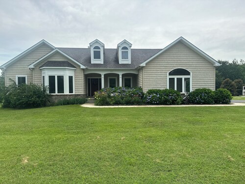 3-bedroom house in charming Townsend with inground pool