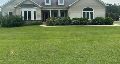 3-bedroom house in charming Townsend with inground pool