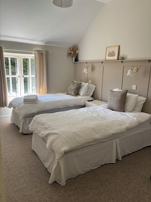 Chambre Confort double ou avec lits jumeaux | Fer et planche à repasser, accès au Wi-Fi (inclus)