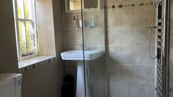 Chambre Confort Double ou avec lits jumeaux | Salle de bain | Douche, sèche-cheveux, savon, shampoing