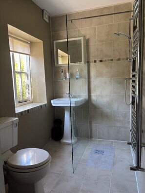 Kamar Double atau Twin Comfort | Kamar mandi | Shower, pengering rambut, sabun, dan sampo